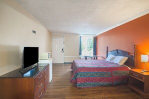 Room, 1 King Bed, Smoking | Free WiFi, bed sheets