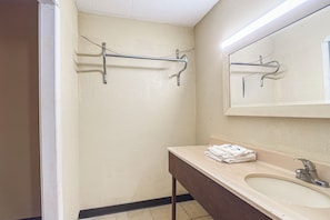 Douche, articles de toilette gratuits, serviettes fournies