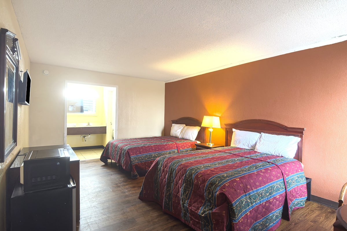Quarto, 2 camas Queen, para não fumantes | Wi-Fi de cortesia, roupa de cama