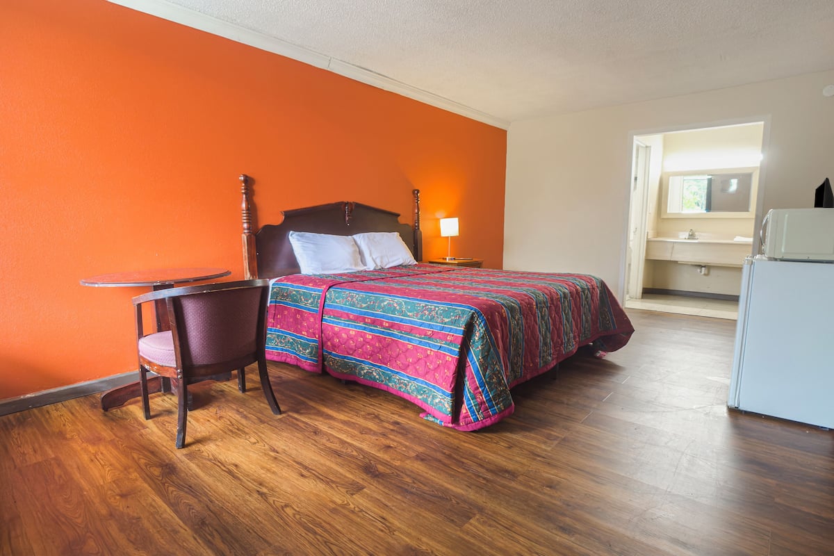 Quarto, 1 cama King, para fumantes | Wi-Fi de cortesia, roupa de cama