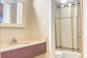 Quarto, 2 camas Queen, para não fumantes | Banheiro | Chuveiro, produtos de toalete grátis, toalhas de banho