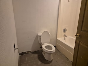Dusche, kostenlose Toilettenartikel, Handtücher