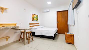 Dobbelt- eller tomannsrom – basic | Minibar og wi-fi (inkludert)