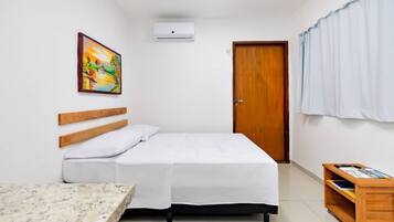 Quarto casal ou duplo básico | Frigobar, Wi-Fi de cortesia