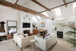 Smart TV, fireplace, books - Rural, luxury cottage in England's finest stone town, Stamford.  (Stamford)