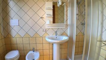 Dusche, Haartrockner, Bidet, Handtücher