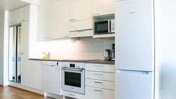 Kühlschrank, Mikrowelle, Ofen, Geschirrspüler