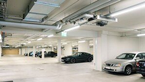 Eine mehrstöckige Parkgarage mit mehreren parkenden Autos.
