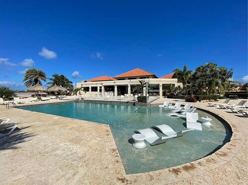 A Gem at Gold Coast: 2 BDR Townhouse-Pools and Gym