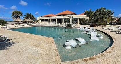 A Gem at Gold Coast: 2 BDR Townhouse-Pools and Gym