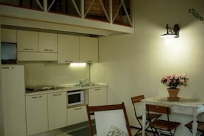 Réfrigérateur, micro-ondes, plaque de cuisson, cafetière/bouilloire