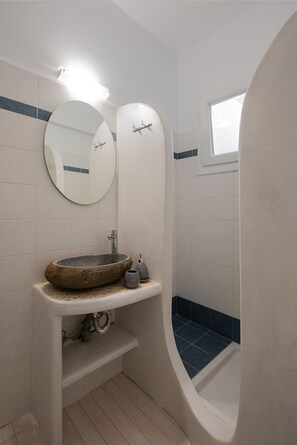 Traditionele studio, uitzicht op zee | Badkamer | Een douche, een haardroger, handdoeken