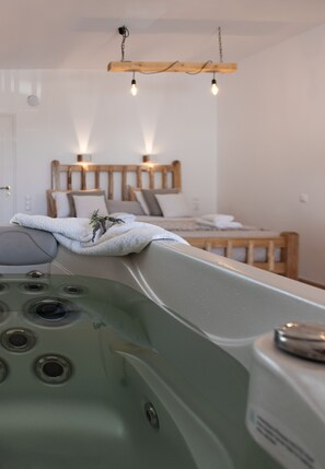 Suite tradicional, 1 cama Queen size, hidromasaje | Ropa de cama hipoalergénica y decoración personalizada 