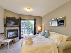 1 habitación, escritorio, tabla de planchar con plancha y cuna de viaje 