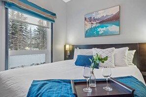 1 habitación, escritorio, tabla de planchar con plancha y cuna de viaje 