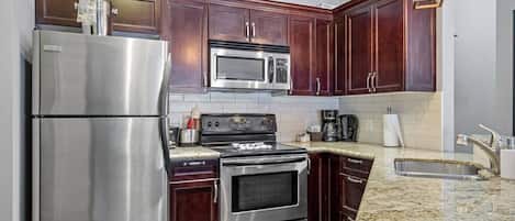 Køleskab, mikrobølgeovn, ovn, kogeplade