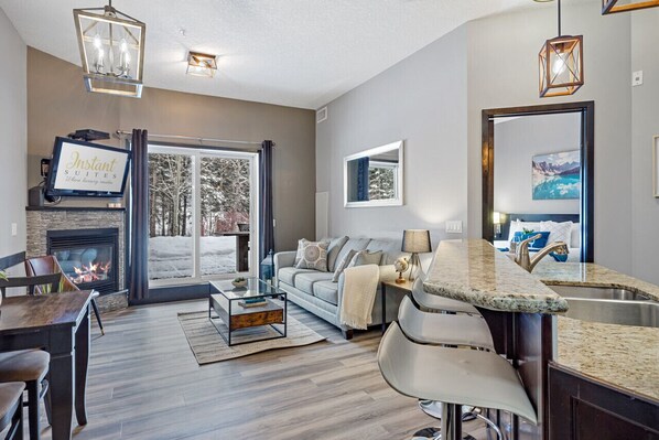 Smart TV, fireplace, Netflix, streaming services