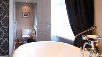Superior Double Room | Bathroom | Towels