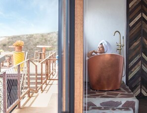 Premium Studio Suite, 1 King Bed | Deep-soaking bathtub - Native Residence (Playas de Rosarito)