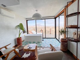 Premium Studio Suite, 1 King Bed | Premium bedding, down comforters, free WiFi, bed sheets