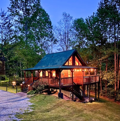 Cozy, Romantic 2-level Cabin: 1Bed,1Bath, Sleeps 6 - Game RM, Hot Tub, Fireplace