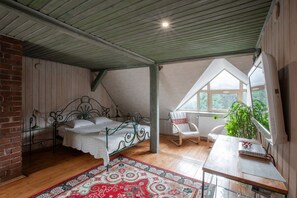 6 bedrooms, iron/ironing board, travel cot, free WiFi