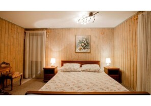 6 bedrooms, iron/ironing board, travel crib, free WiFi