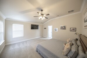 4 室のベッドルーム、セーフティボックス (室内)、デスク、アイロン / アイロン台