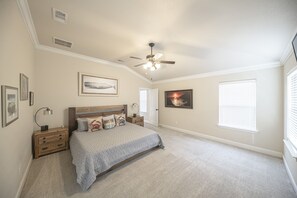 4 bedrooms, in-room safe, desk, iron/ironing board