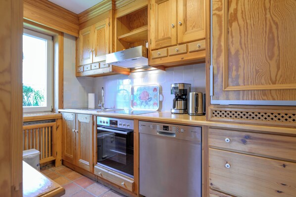 Kühlschrank, Ofen, Herdplatte, Geschirrspüler