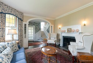 Smart TV, fireplace, books, stereo