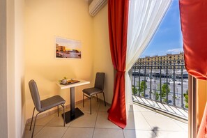 Habitación cuádruple panorámica | Minibar, caja fuerte, escritorio y espacio para trabajar con un portátil