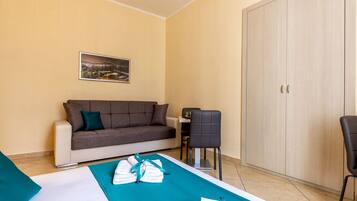 Deluxe Room | Minibar, in-room safe, desk, laptop workspace