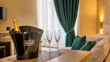 Habitación Deluxe | Minibar, caja fuerte, escritorio y espacio para trabajar con un portátil