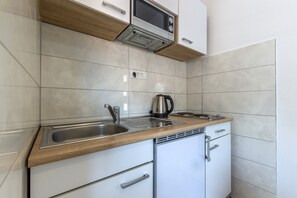 ثلاجة، ميكروويف، موقد طهي مسطح، ماكينة لصنع القهوة/الشاي