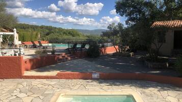 Een buitenzwembad, een verwarmd zwembad