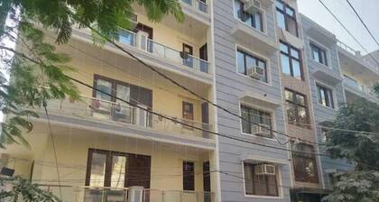 S4 Room in 4BHK with Netflix, attach bath in SAKET