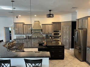 冰箱、微波炉、烤箱、炉灶