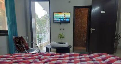 F1 Room in 4BHK with Netflix, attach bath in SAKET