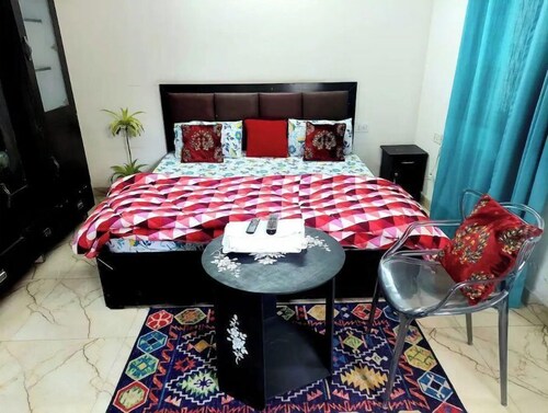 F1 Room in 4BHK with Netflix, attach bath in SAKET