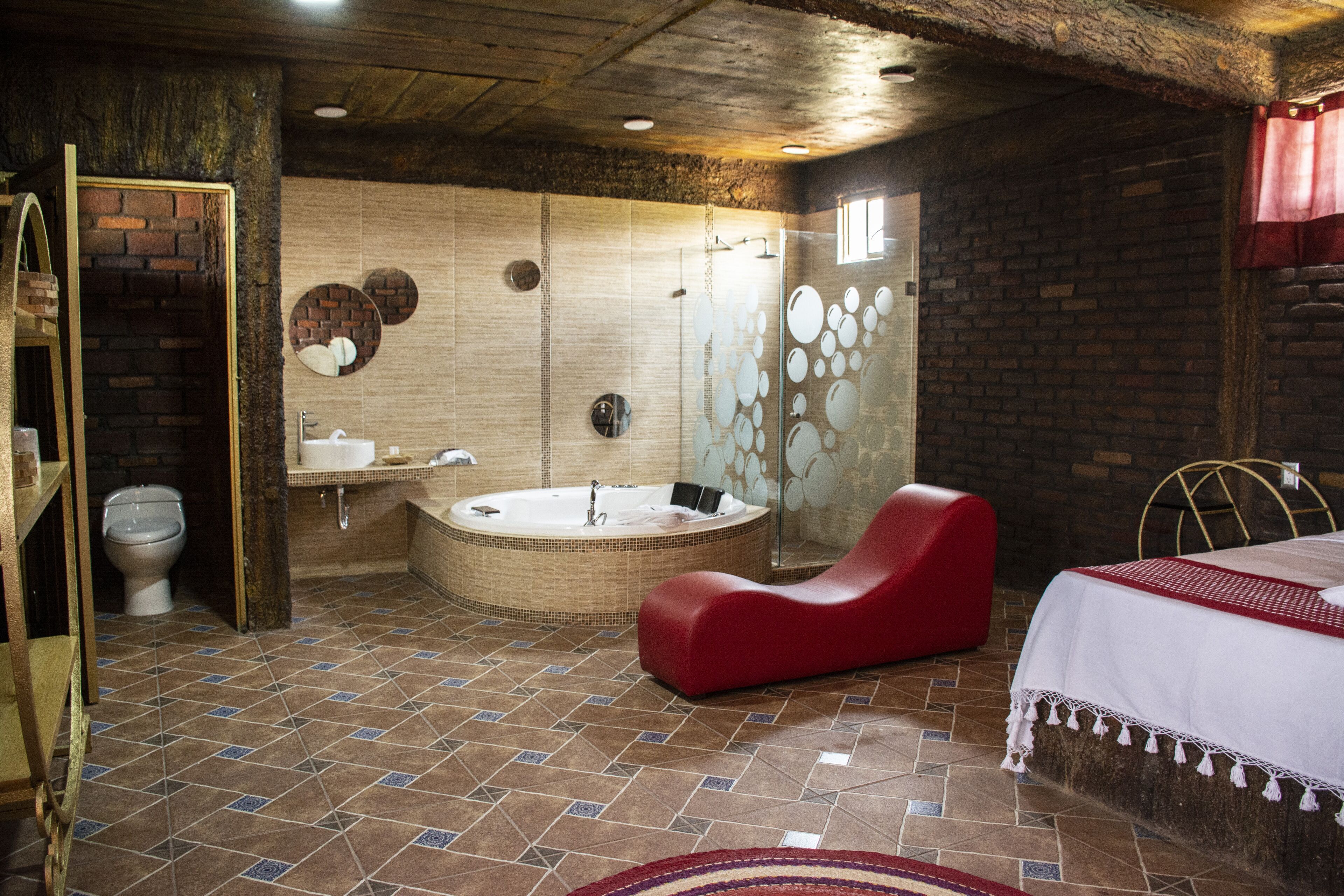 Cubrecamas, muebles diferentes, wifi y ropa de cama 