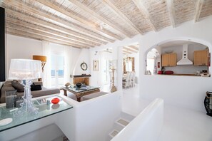 Smart TV, chimenea, estéreo y impresora