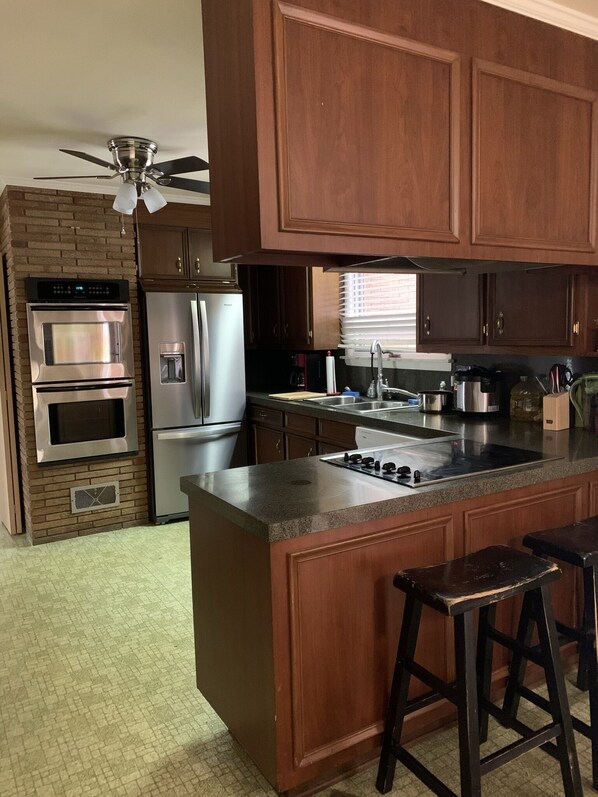 Frigorífic, microones, forn i placa de cuina 