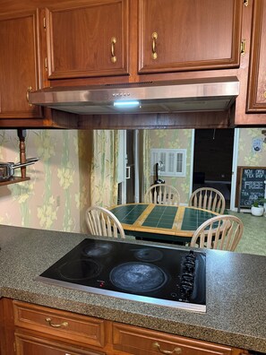 Frigorífic, microones, forn i placa de cuina 