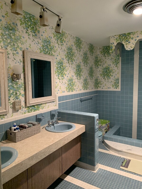 Combined shower/tub, hair dryer, towels, soap