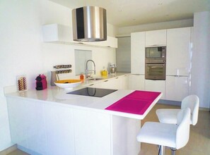 Kjøleskap, mikrobølgeovn, ovn og oppvaskmaskin