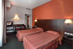 Chambre Confort avec lits jumeaux | Ameublement personnalisé, bureau, Wi-Fi gratuit