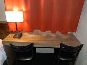 Quarto triplo conforto | Individualmente mobiliados, escrivaninha, Wi-Fi de cortesia