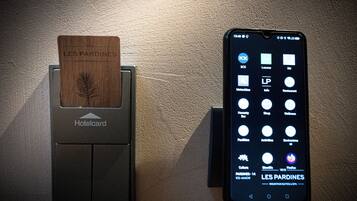 Une carte d’hôtel et un smartphone affichant les services proposés par l’hôtel.