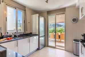 Réfrigérateur, un four, surface de cuisson, lave-vaisselle